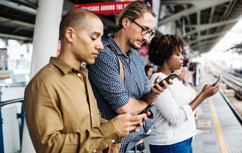 Mit der Mitarbeiter-App sind Mitarbeiter im Außendienst stets auf dem Laufenden.